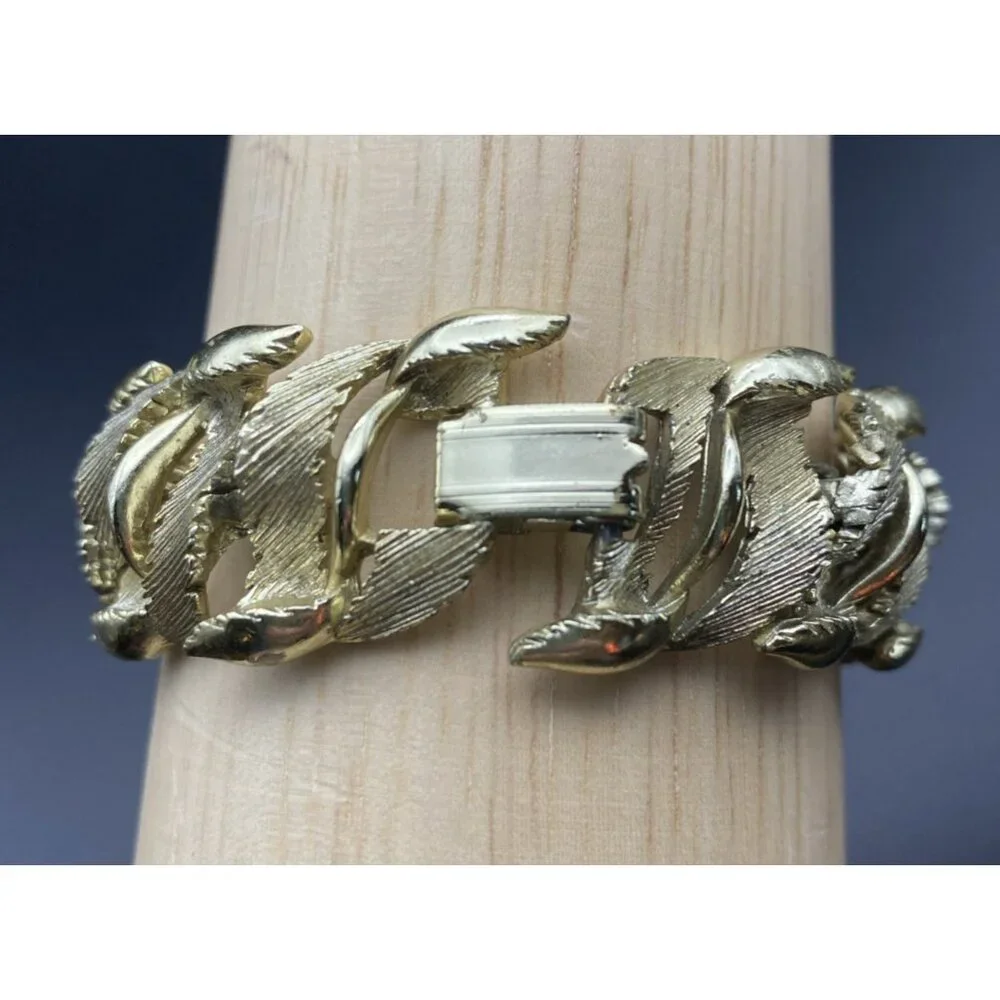 Vintage Lisner Gold Tone Leaf Link Bracelet 7x.75